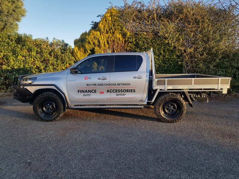 2024 Toyota Hilux SR Double Cab Chassie 4WD image 5