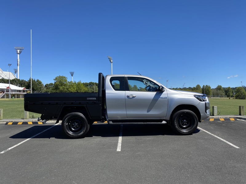2024 Toyota Hilux SR Extra Cab 4x4 2.8L TURBO D... image 5