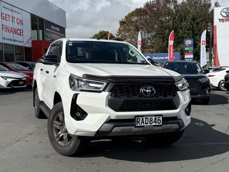 2024 Toyota Hilux SR5 2.8D HYBRID 4WD image 4