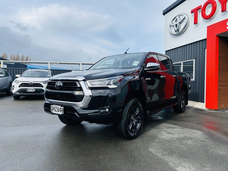 2024 Toyota Hilux SR5 2.8DT Manual 4WD Double C... image 4