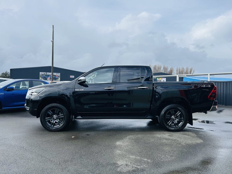 2024 Toyota Hilux SR5 2.8DT Manual 4WD Double C... image 5