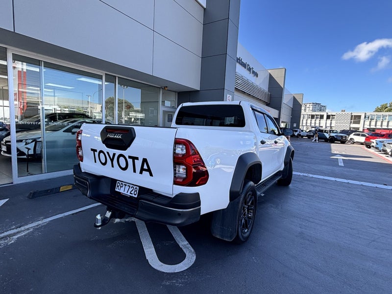 2024 Toyota Hilux SR5 Cruiser 2.8D DIESEL MILD... image 3