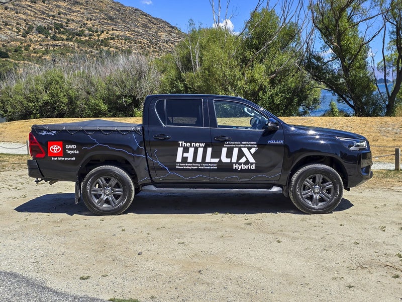2024 Toyota Hilux SR5 Hybrid 4WD image 2