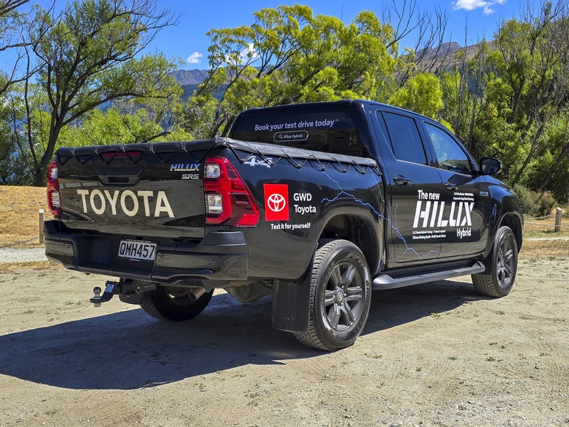 2024 Toyota Hilux SR5 Hybrid 4WD image 3