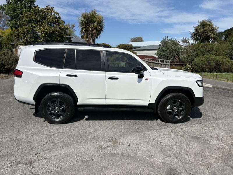 2024 Toyota Land Cruiser 300 GR Sport 3.3DT 10A... image 3
