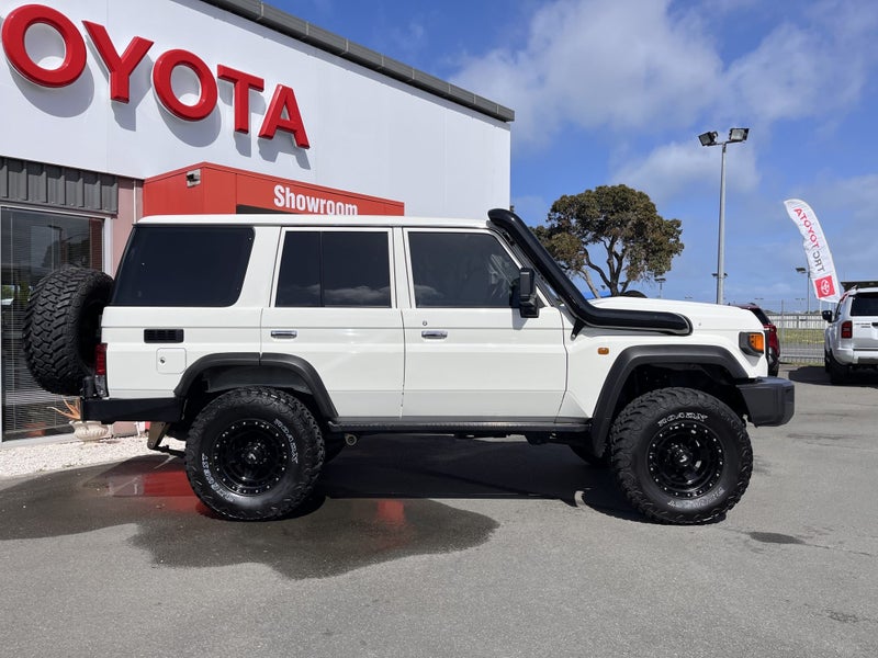 2024 Toyota Land Cruiser 70 LX 2.8DT Automatic... image 2