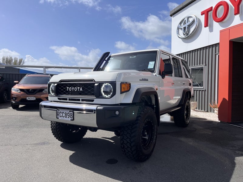 2024 Toyota Land Cruiser 70 LX 2.8DT Automatic... image 5