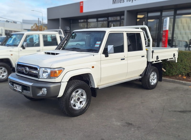 2024 Toyota Land Cruiser 70 LX 4.5DT 5 Speed Ma... image 3