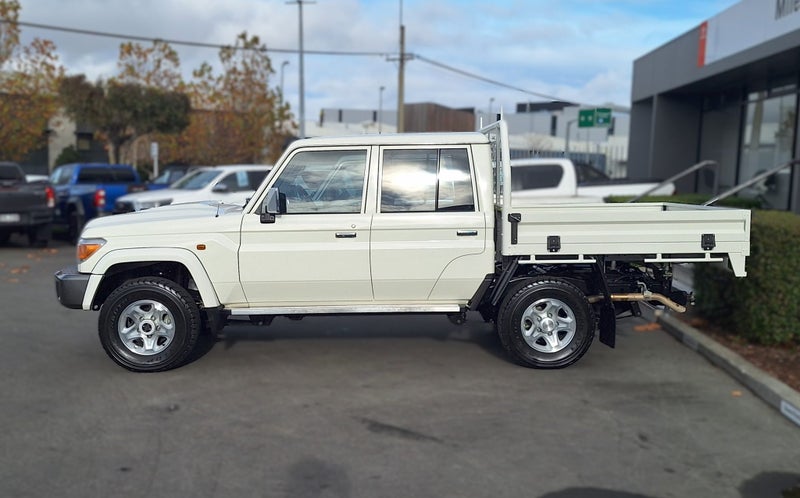 2024 Toyota Land Cruiser 70 LX 4.5DT 5 Speed Ma... image 4