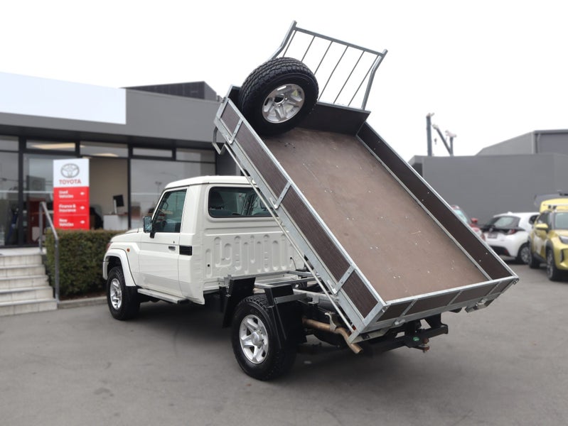 2024 Toyota Land Cruiser 70 LX V8, Tipper Deck image 4