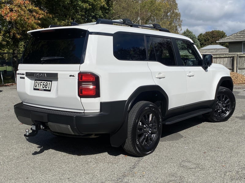 2024 Toyota Land Cruiser Prado GXL 2.8D Hybrid... image 5