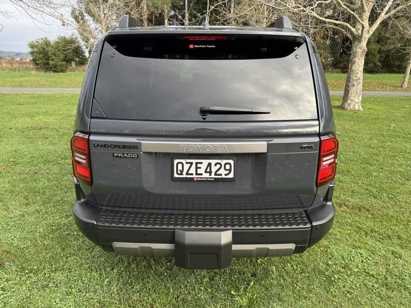 2024 Toyota Land Cruiser Prado GXL 2.8D Hybrid... image 5