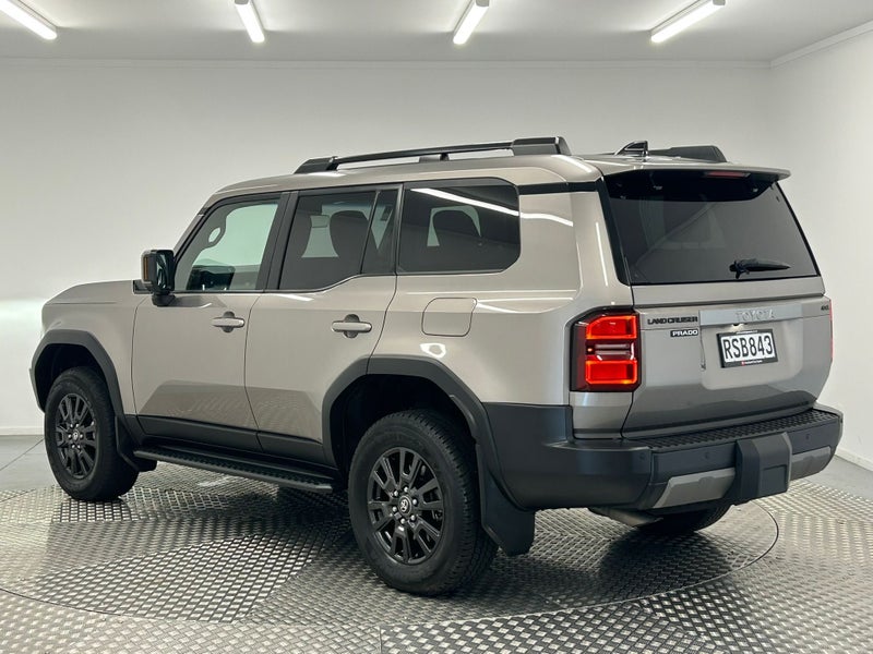 2024 Toyota Land Cruiser Prado GXL 2.8D Hybrid image 5