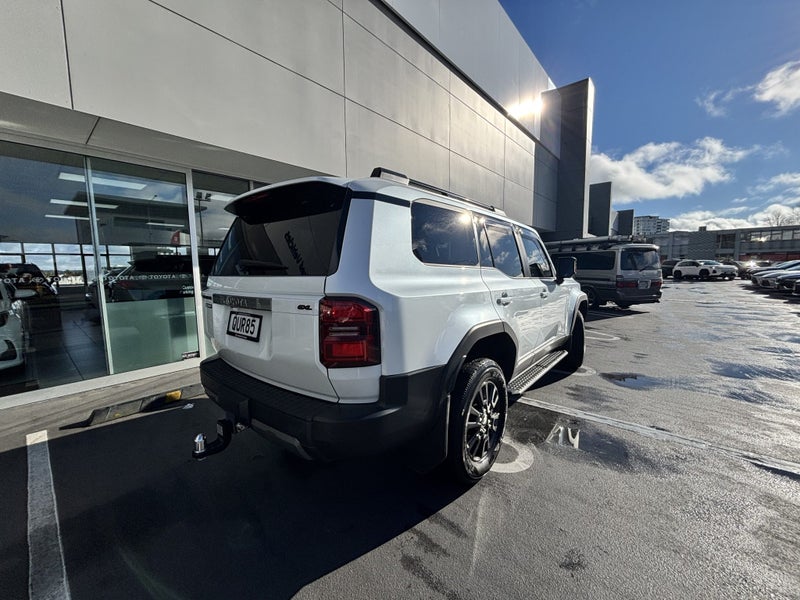 2024 Toyota Land Cruiser Prado GXL 2.8D Hybrid image 3