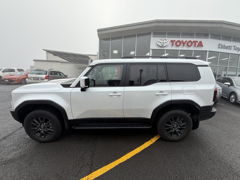 2024 Toyota Land Cruiser Prado GXL 2.8D Hybrid... image 3