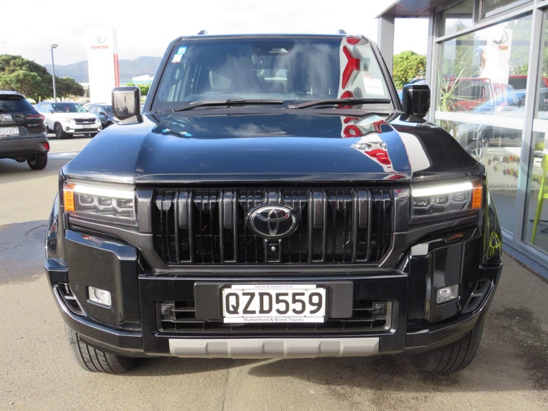 2024 Toyota Land Cruiser Prado VX 2.8D Hybrid image 3
