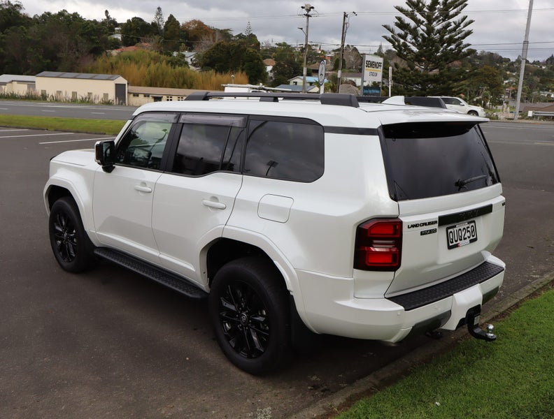 2024 Toyota Land Cruiser Prado VX 2.8D Hybrid 8... image 4