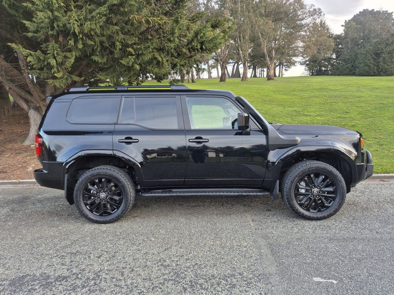 2024 Toyota Land Cruiser Prado VXL 2.8D Hybrid... image 3