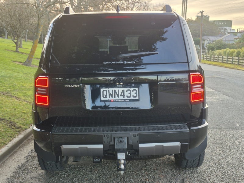 2024 Toyota Land Cruiser Prado VXL 2.8D Hybrid... image 5
