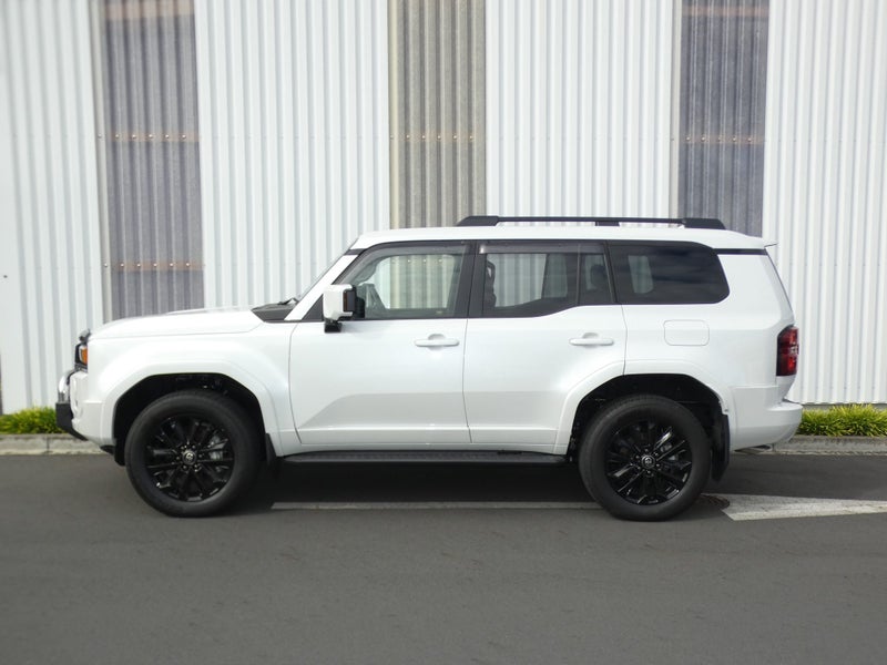2024 Toyota Land Cruiser Prado VXL image 3