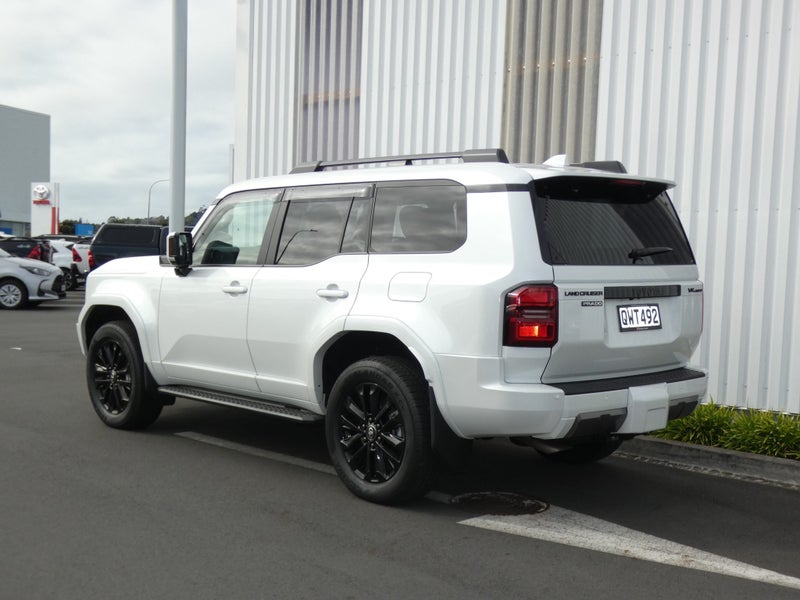 2024 Toyota Land Cruiser Prado VXL image 5