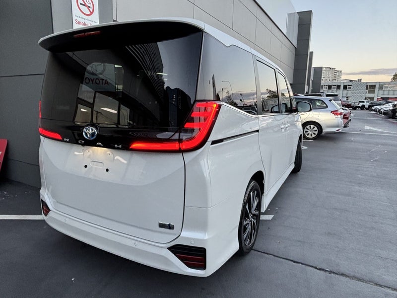 2024 Toyota Noah 1.8 HYBRID LUXURY PEOPLE MOVER image 3