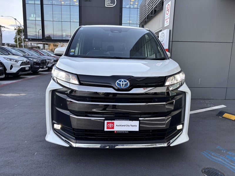 2024 Toyota Noah 1.8 HYBRID LUXURY PEOPLE MOVER image 4