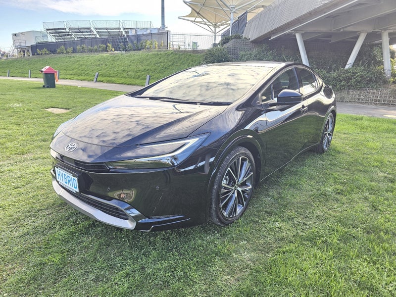 2024 Toyota Prius 2.0 Hybrid Z 5 Dr Hatch CVT 2... image 3