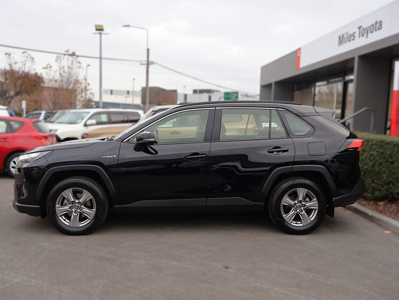 2024 Toyota RAV4 GX 2.5 Hybrid AWD SUV image 4