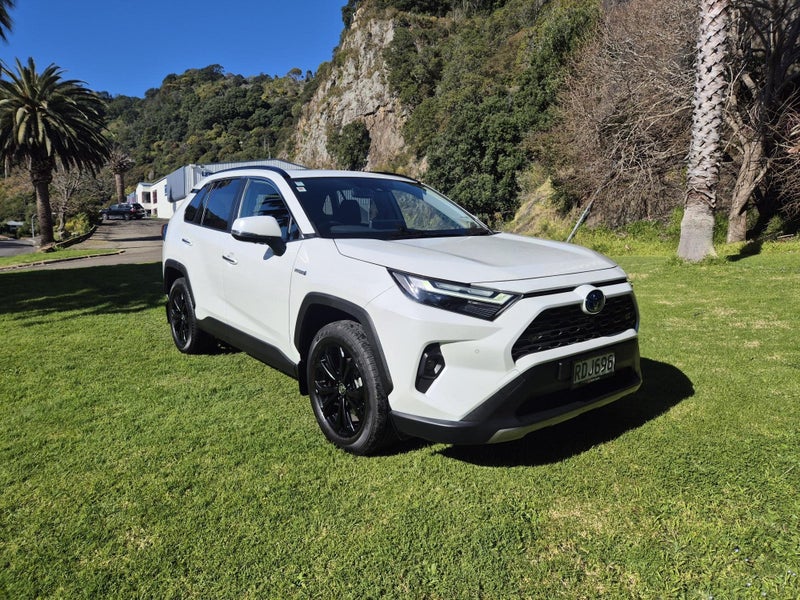 2024 Toyota RAV4 Limited 2.5P Hybrid image 3