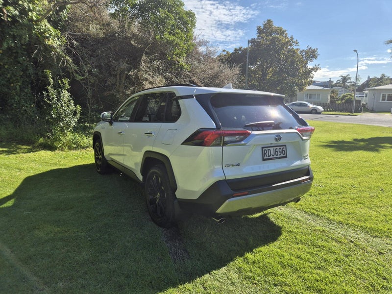 2024 Toyota RAV4 Limited 2.5P Hybrid image 4