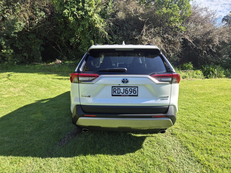 2024 Toyota RAV4 Limited 2.5P Hybrid image 5