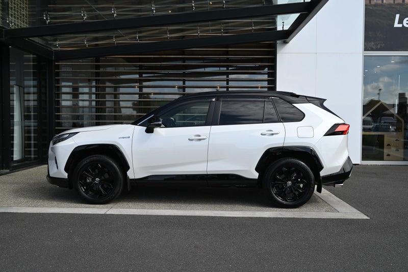 2024 Toyota RAV4 XSE 2.5 Petrol Hybrid AWD SUV image 3