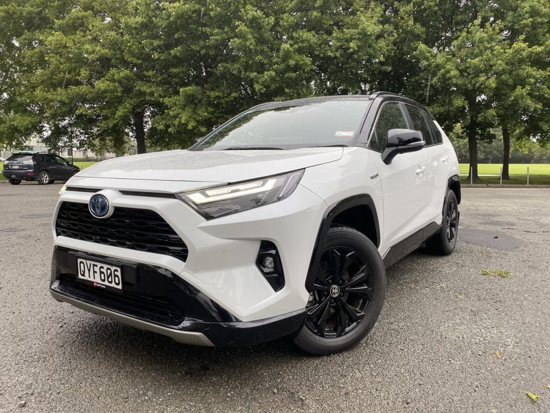 2024 Toyota RAV4 XSE 2.5P HV ECVT AWD SUV image 3