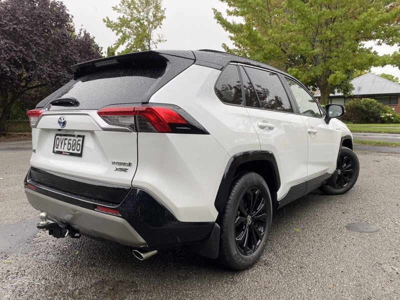 2024 Toyota RAV4 XSE 2.5P HV ECVT AWD SUV image 5