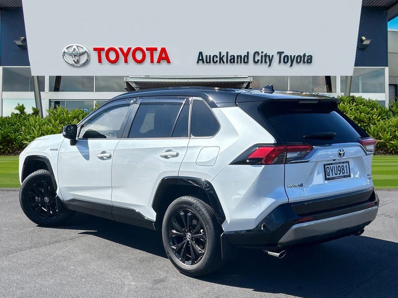 2024 Toyota RAV4 XSE image 3