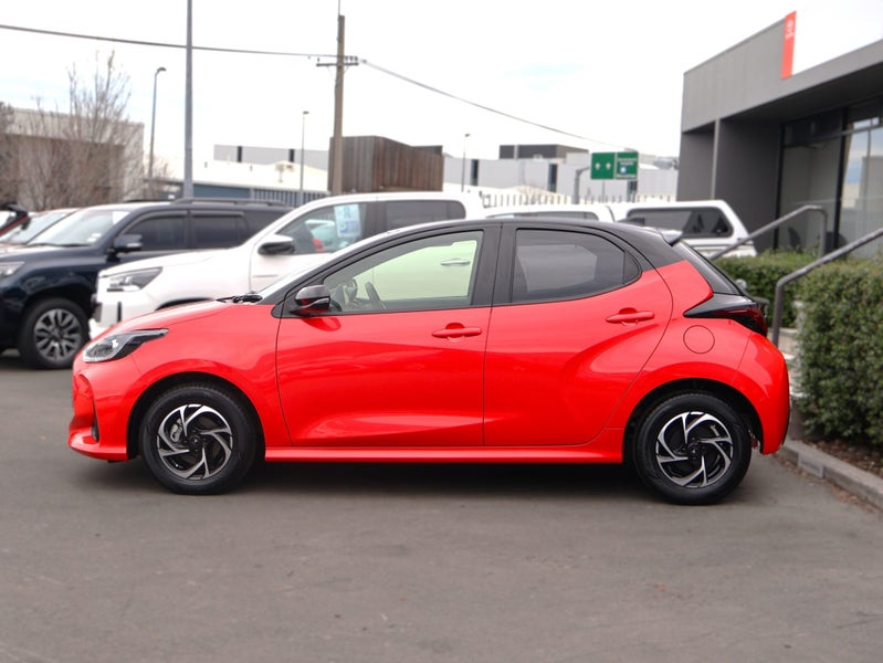 2024 Toyota Yaris 1.5 Hybrid X, Alloys image 4