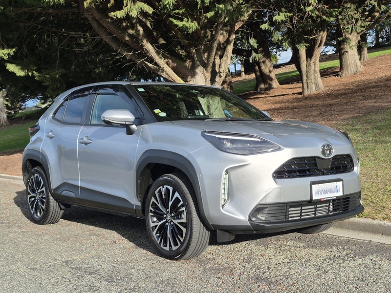 2024 Toyota Yaris Cross 1.5 Hybrid Z 5 Dr SUV C... image 3