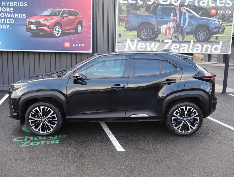2024 Toyota Yaris Cross 1.5 Hybrid Z 5 Dr SUV C... image 2