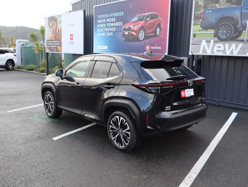 2024 Toyota Yaris Cross 1.5 Hybrid Z 5 Dr SUV C... image 3