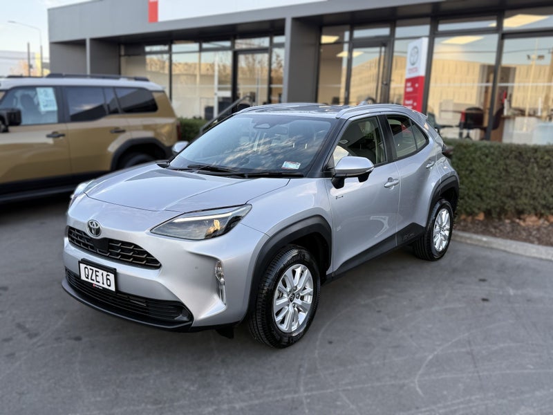 2024 Toyota Yaris Cross GX 1.5 Hybrid FWD SUV image 3