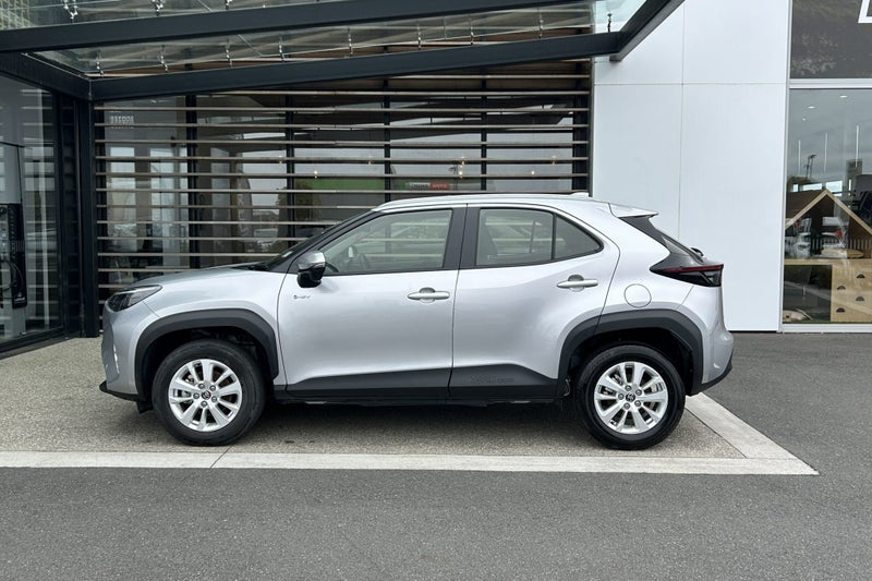 2024 Toyota Yaris Cross GX 1.5 Petrol Hybrid FW... image 3