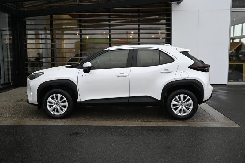 2024 Toyota Yaris Cross GX 1.5 Petrol Hybrid FW... image 3