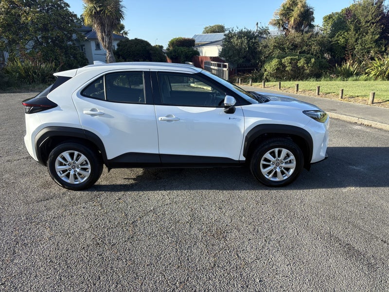 2024 Toyota Yaris Cross GX 1.5P HV ECVT FWD SUV... image 3