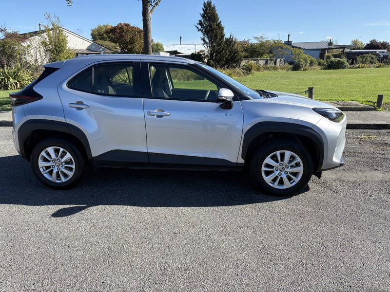 2024 Toyota Yaris Cross GX 1.5P HV ECVT FWD SUV... image 3