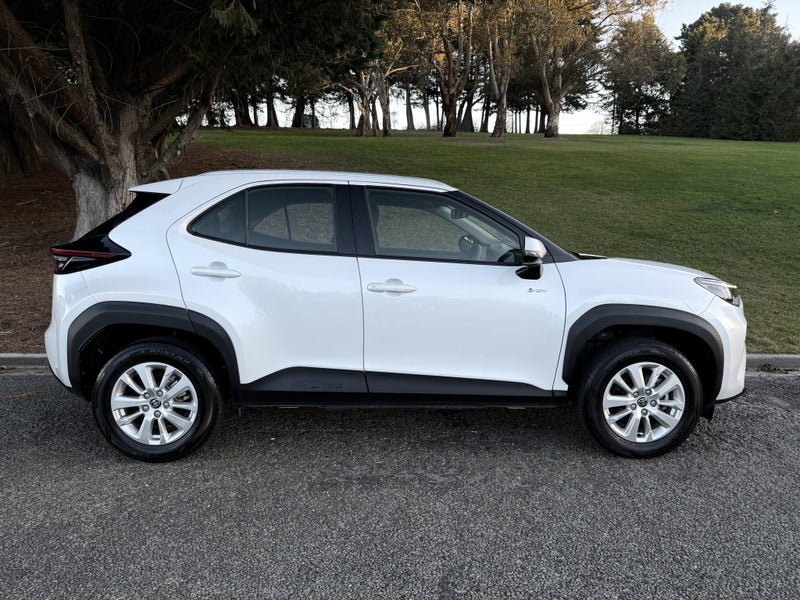 2024 Toyota Yaris Cross GX 1.5P HV ECVT FWD SUV... image 3
