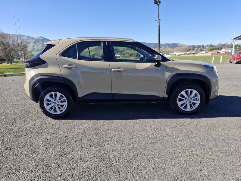 2024 Toyota Yaris Cross GX 1.5P HV ECVT FWD SUV... image 3