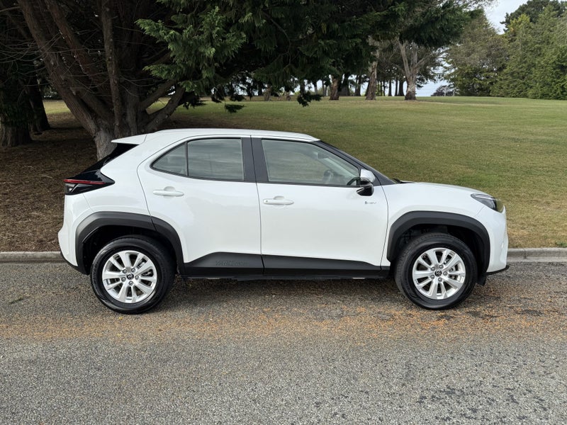 2024 Toyota Yaris Cross GX 1.5P HV ECVT FWD SUV... image 3