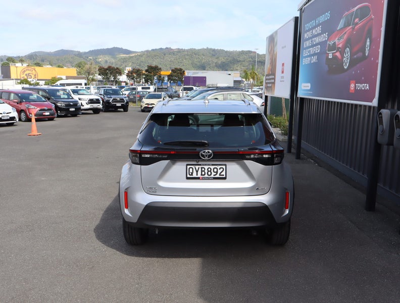 2024 Toyota Yaris Cross GX 1.5P HV ECVT FWD SUV... image 3