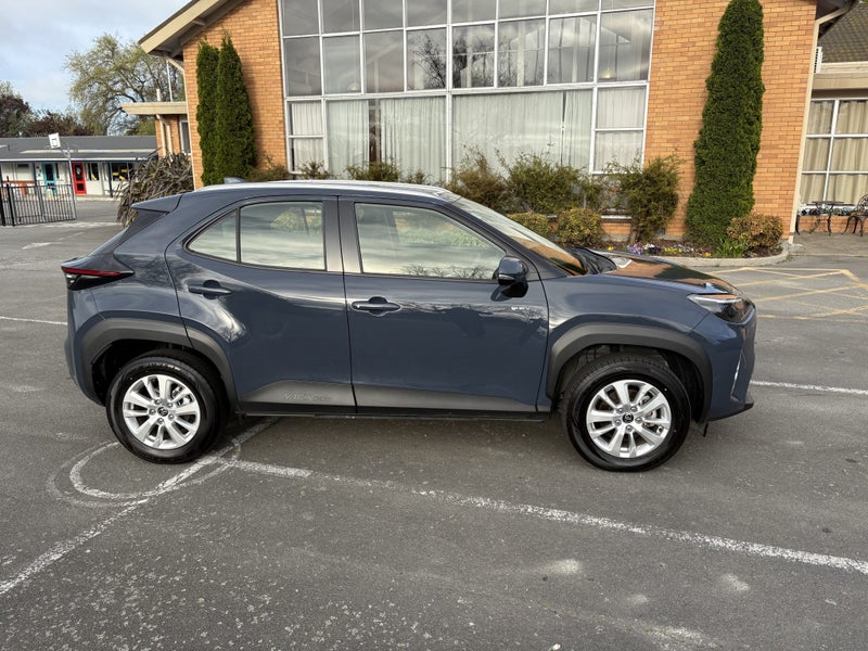 2024 Toyota Yaris Cross GX 1.5P HV ECVT FWD SUV... image 3